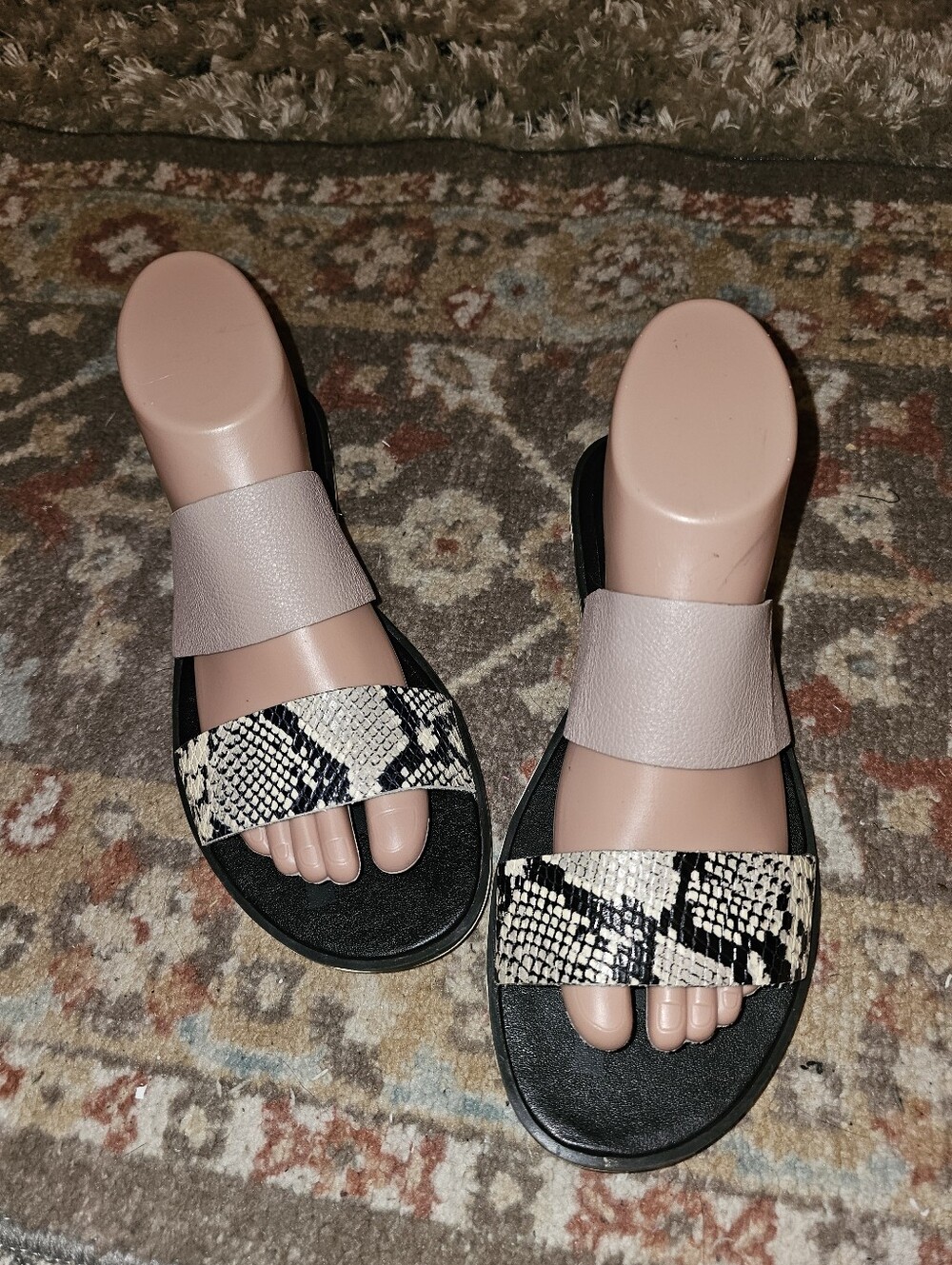 SOREL Reptile Print/Blush Strappy Sandals Size 8 Super Cute Pre-owned!!